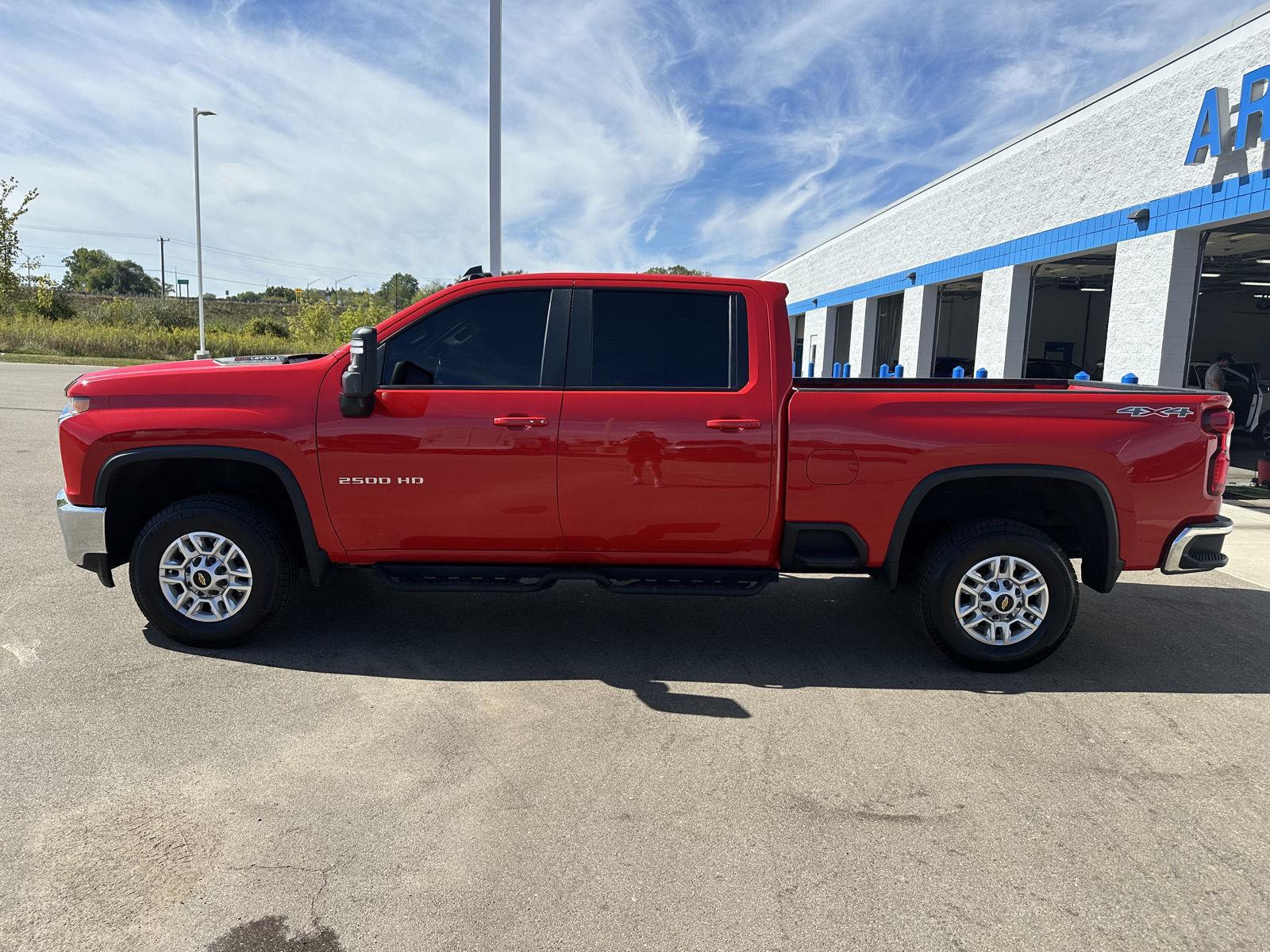 2022 Chevrolet Silverado 2500HD LT photo 2