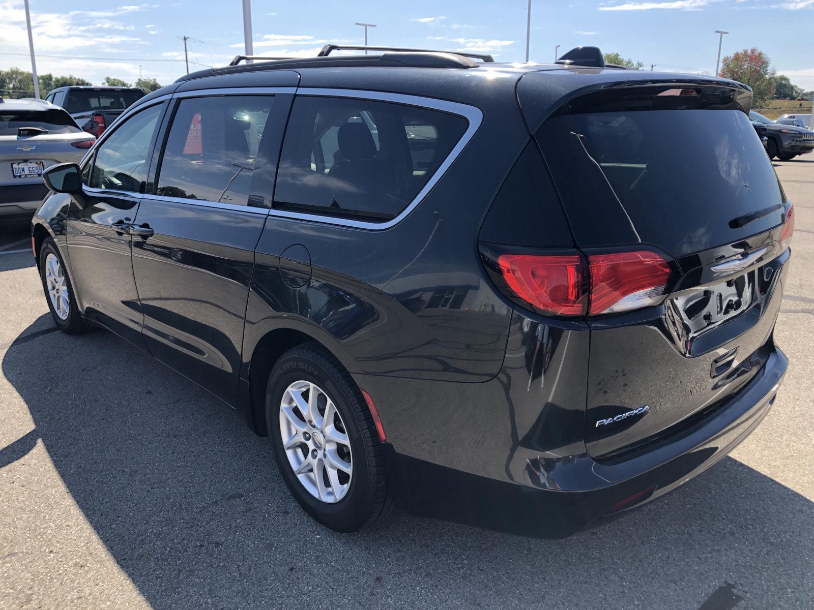 2017 Chrysler Pacifica Touring photo 3