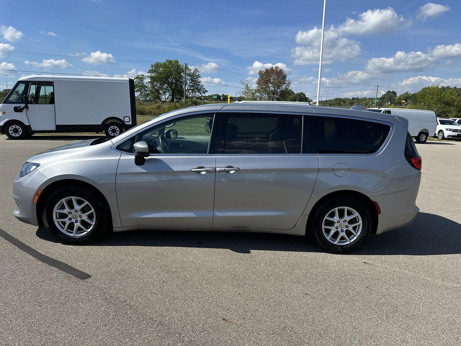 2017 Chrysler Pacifica Touring photo 2
