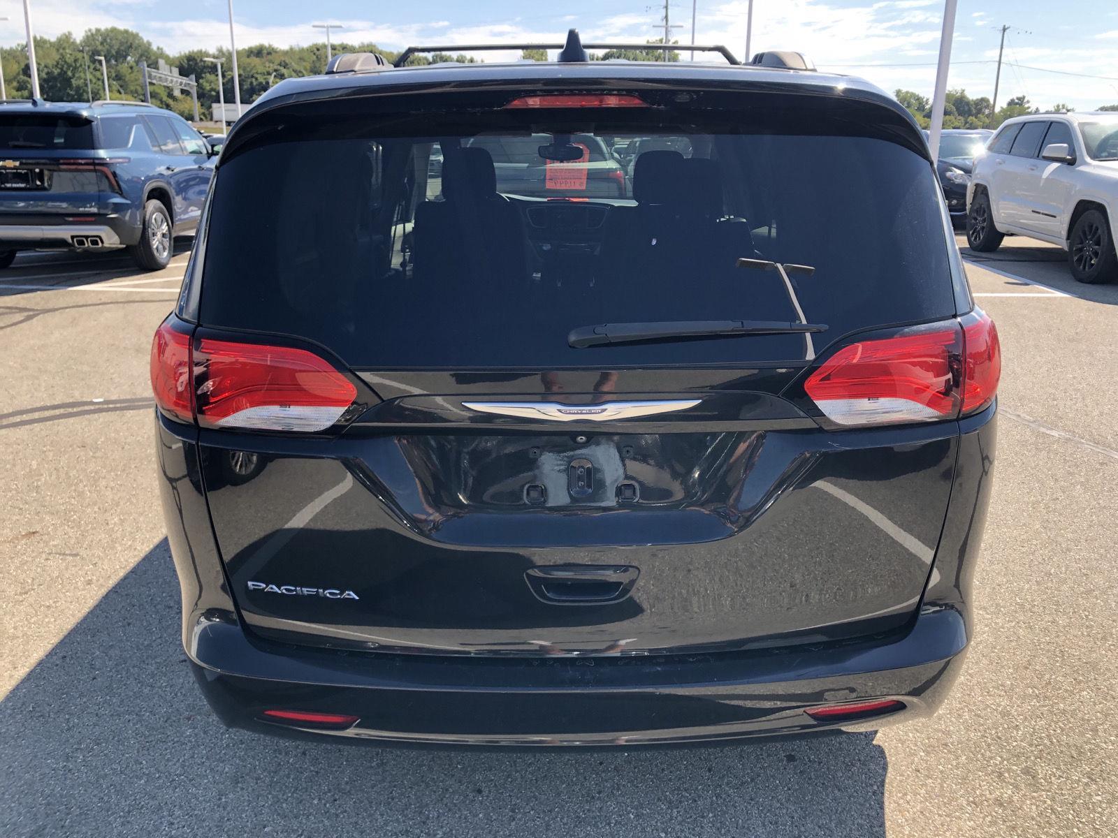 2017 Chrysler Pacifica Touring photo 4