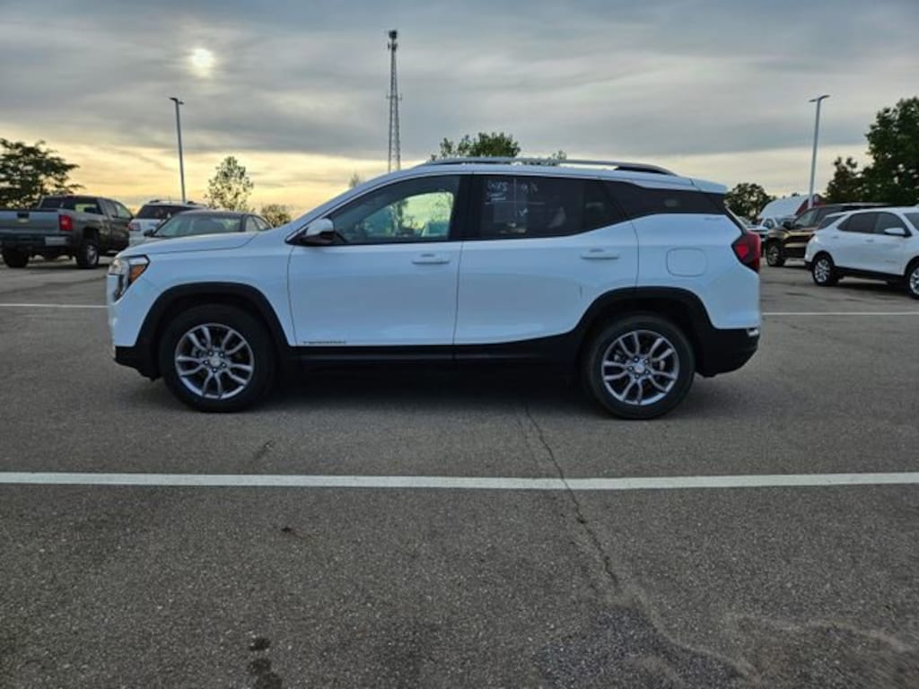 Used 2024 GMC Terrain SLT SUV
