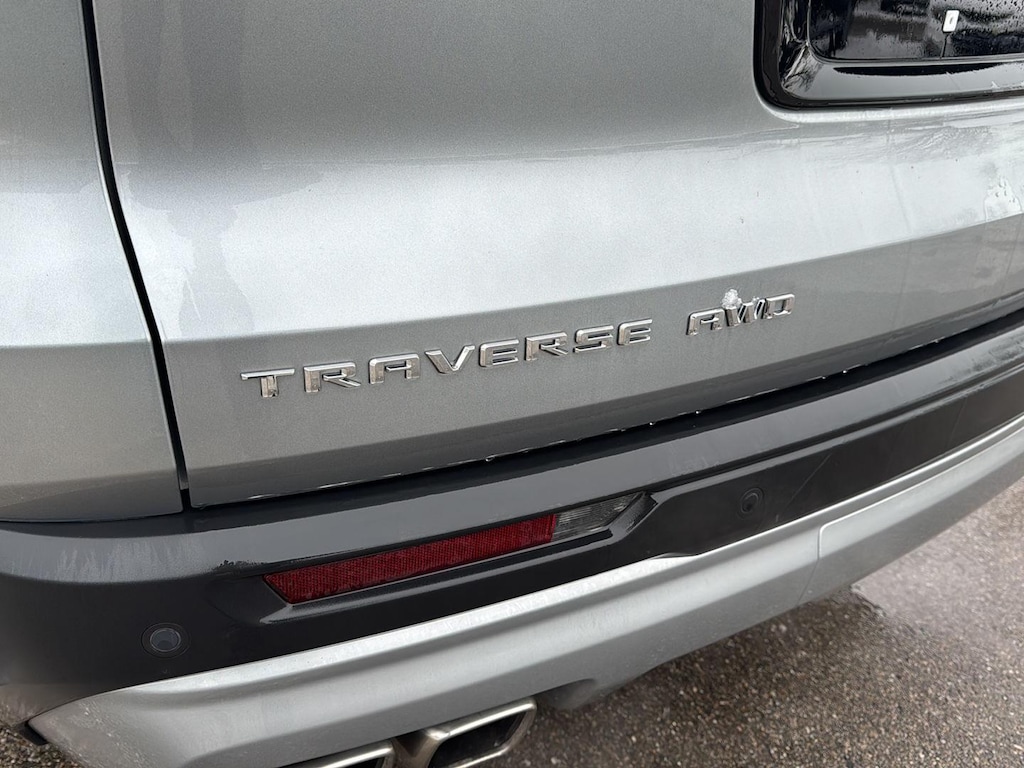 2024 Chevrolet Traverse photo 2