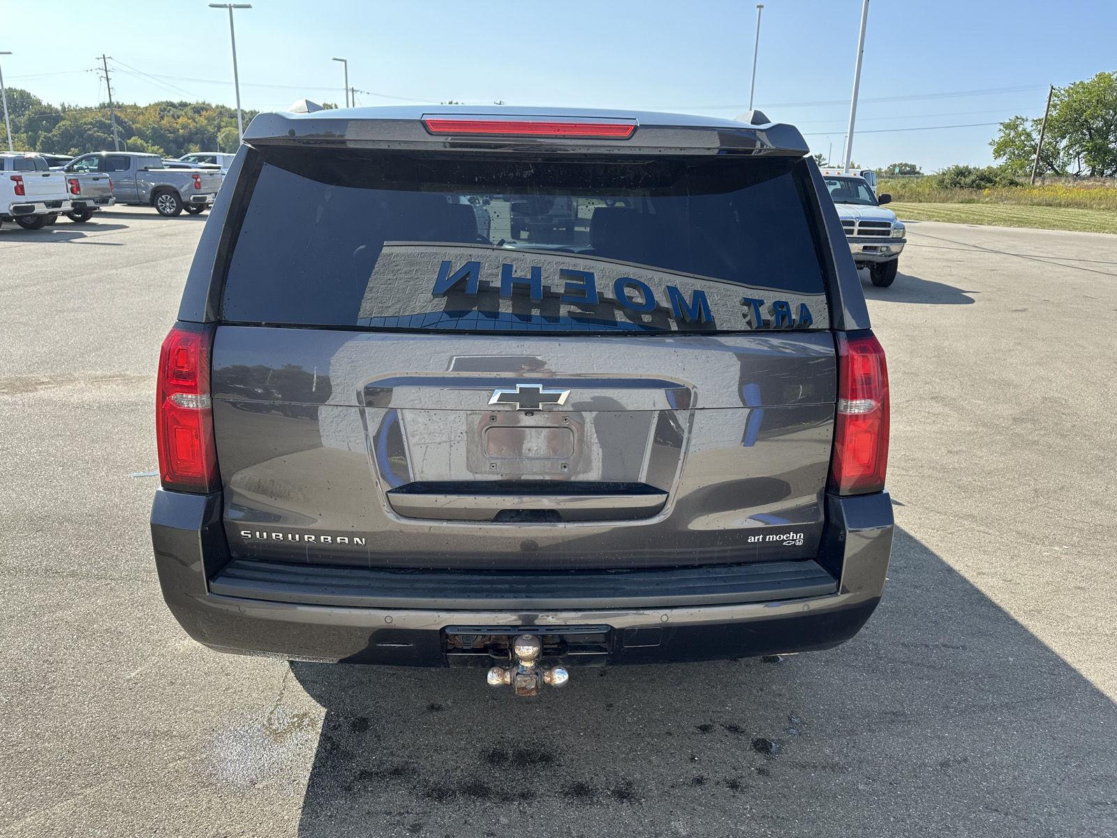 2017 Chevrolet Suburban LT photo 3