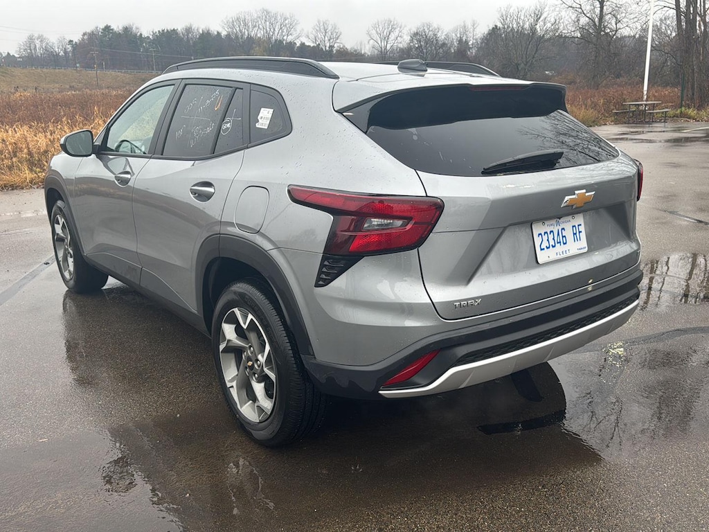 2025 Chevrolet Trax LT photo 3