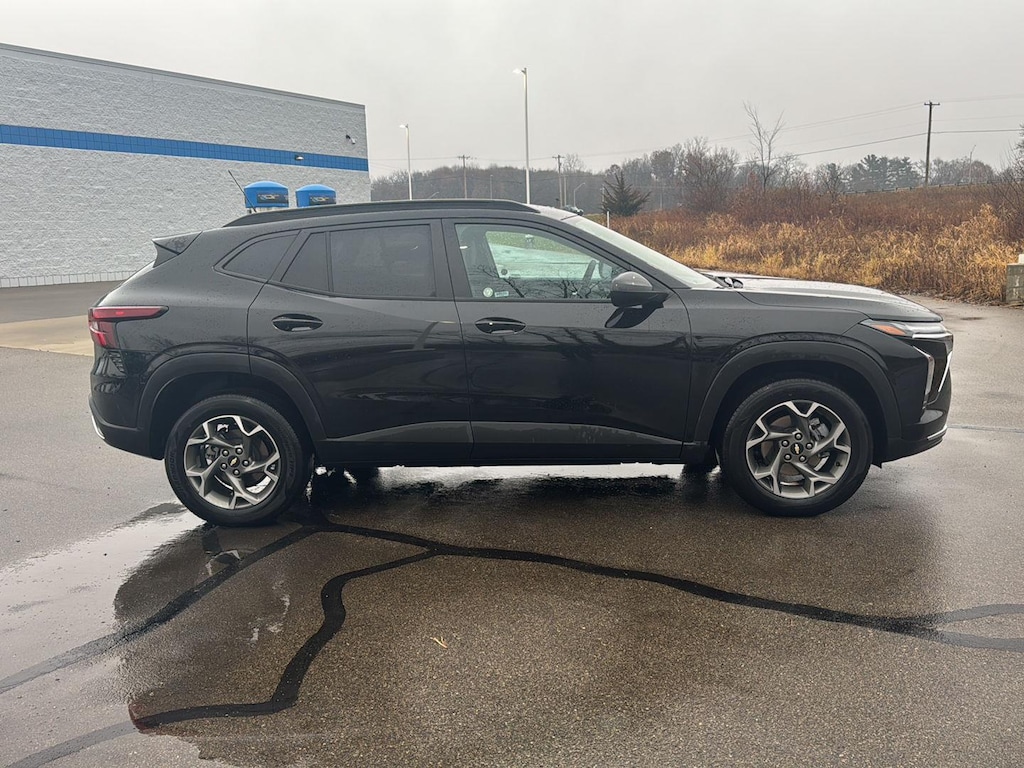 2025 Chevrolet Trax LT photo 4