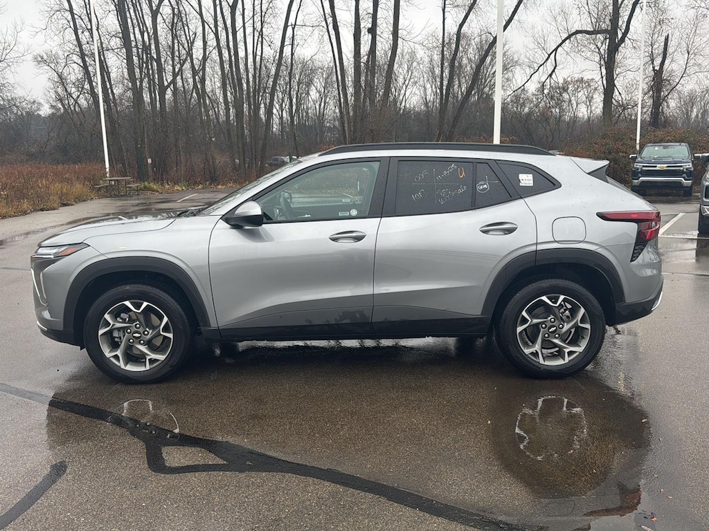 2025 Chevrolet Trax LT photo 2