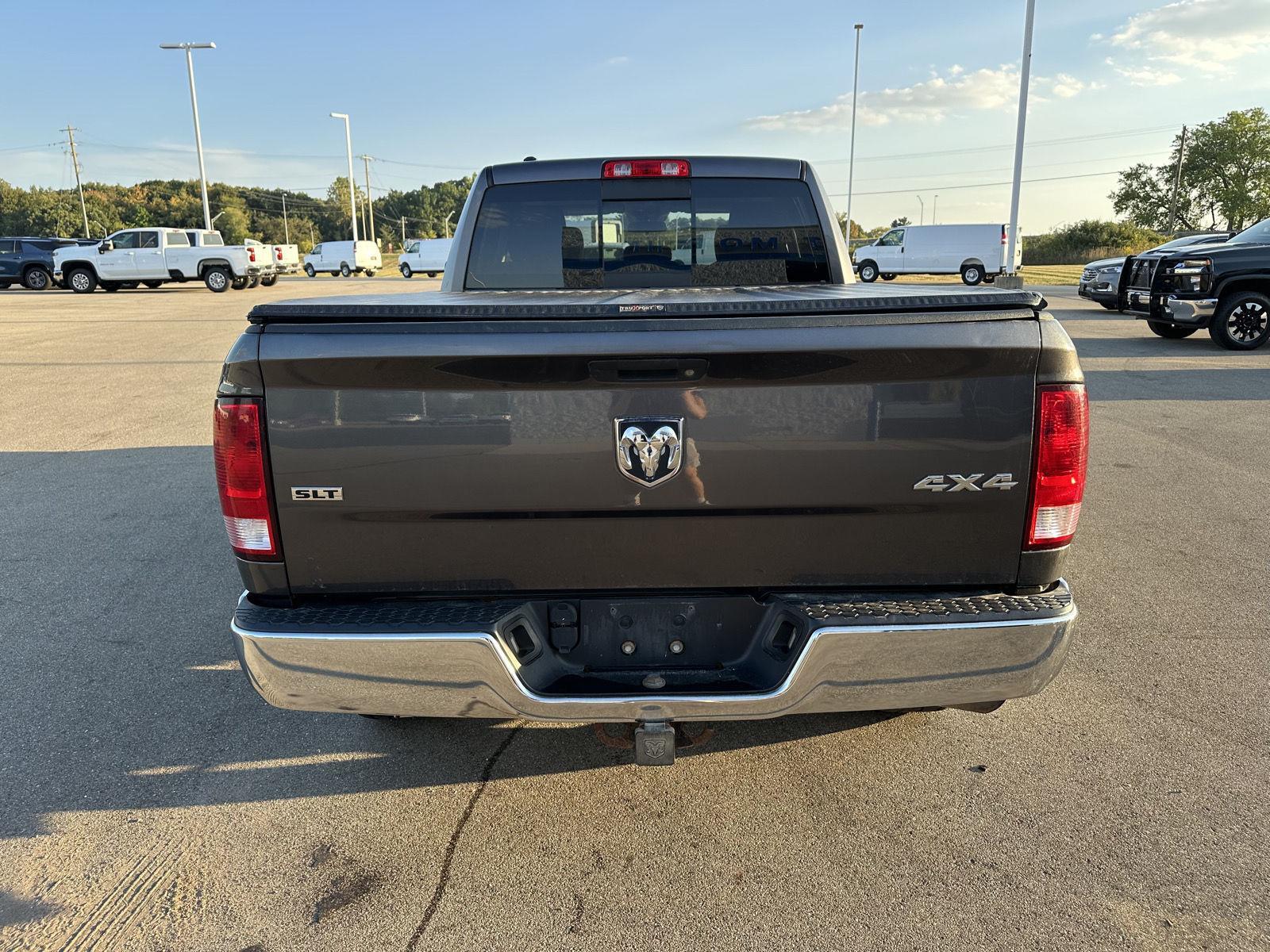 2017 Ram 1500 SLT photo 4