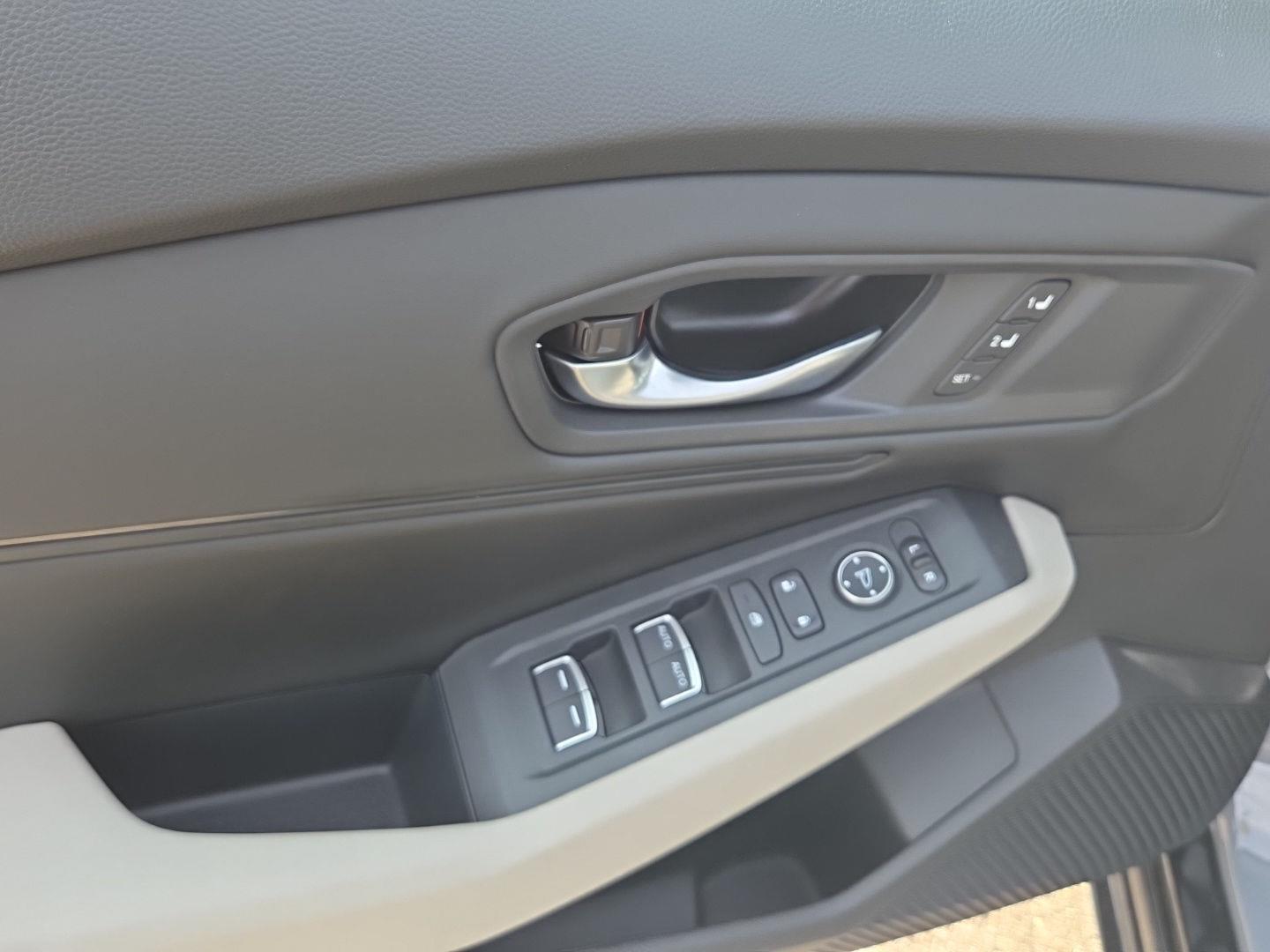 2025 Honda Accord Hybrid EX-L - Photo 16