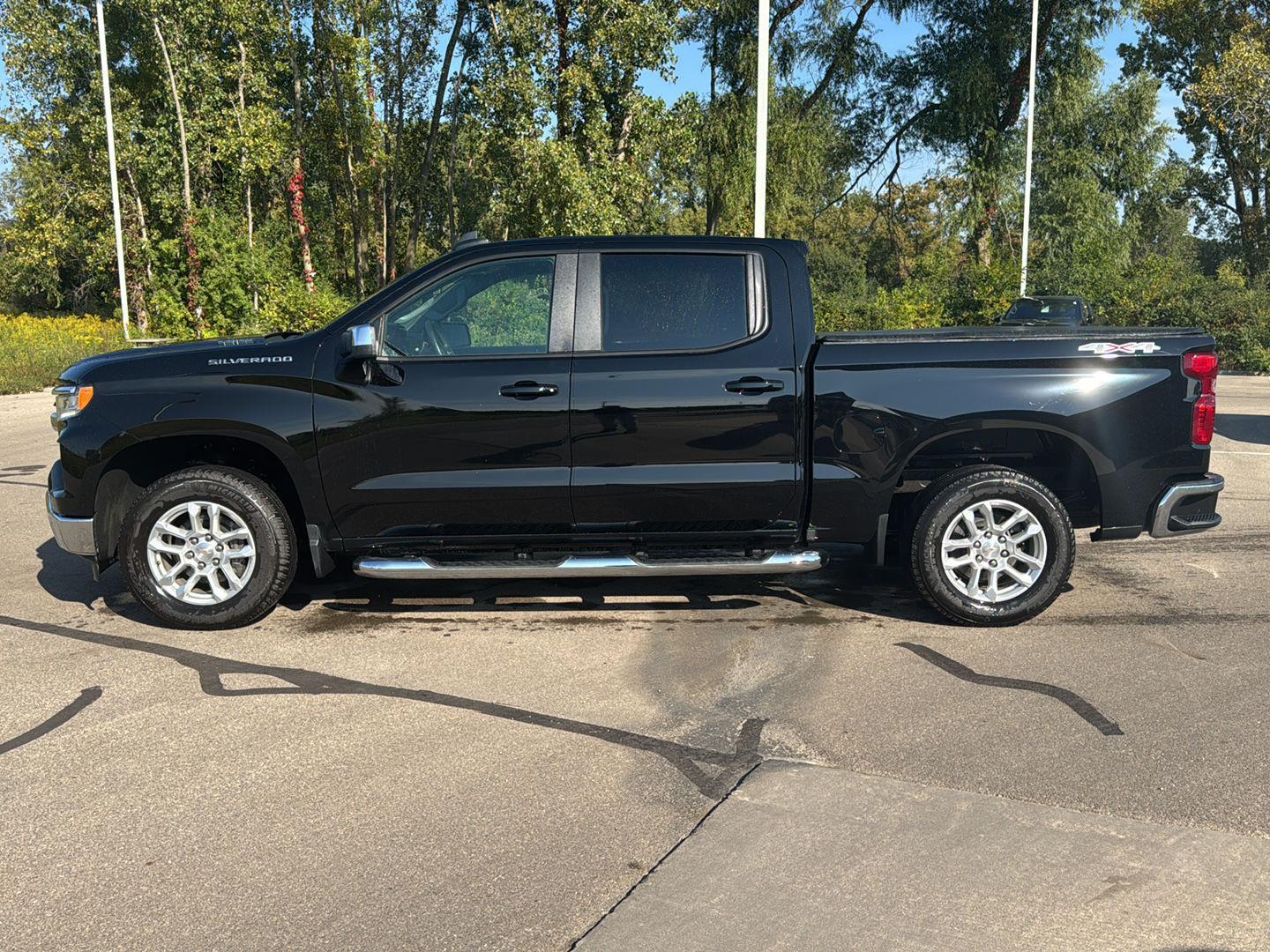 2024 Chevrolet Silverado 1500 LT photo 2