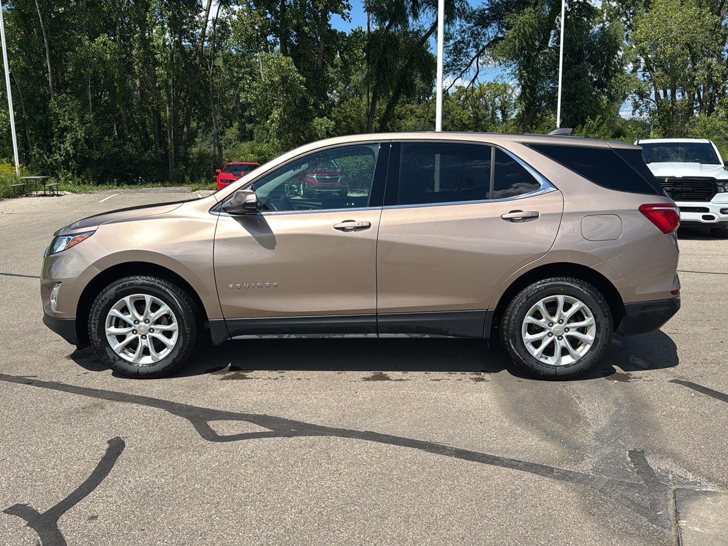 2019 Chevrolet Equinox LT photo 2