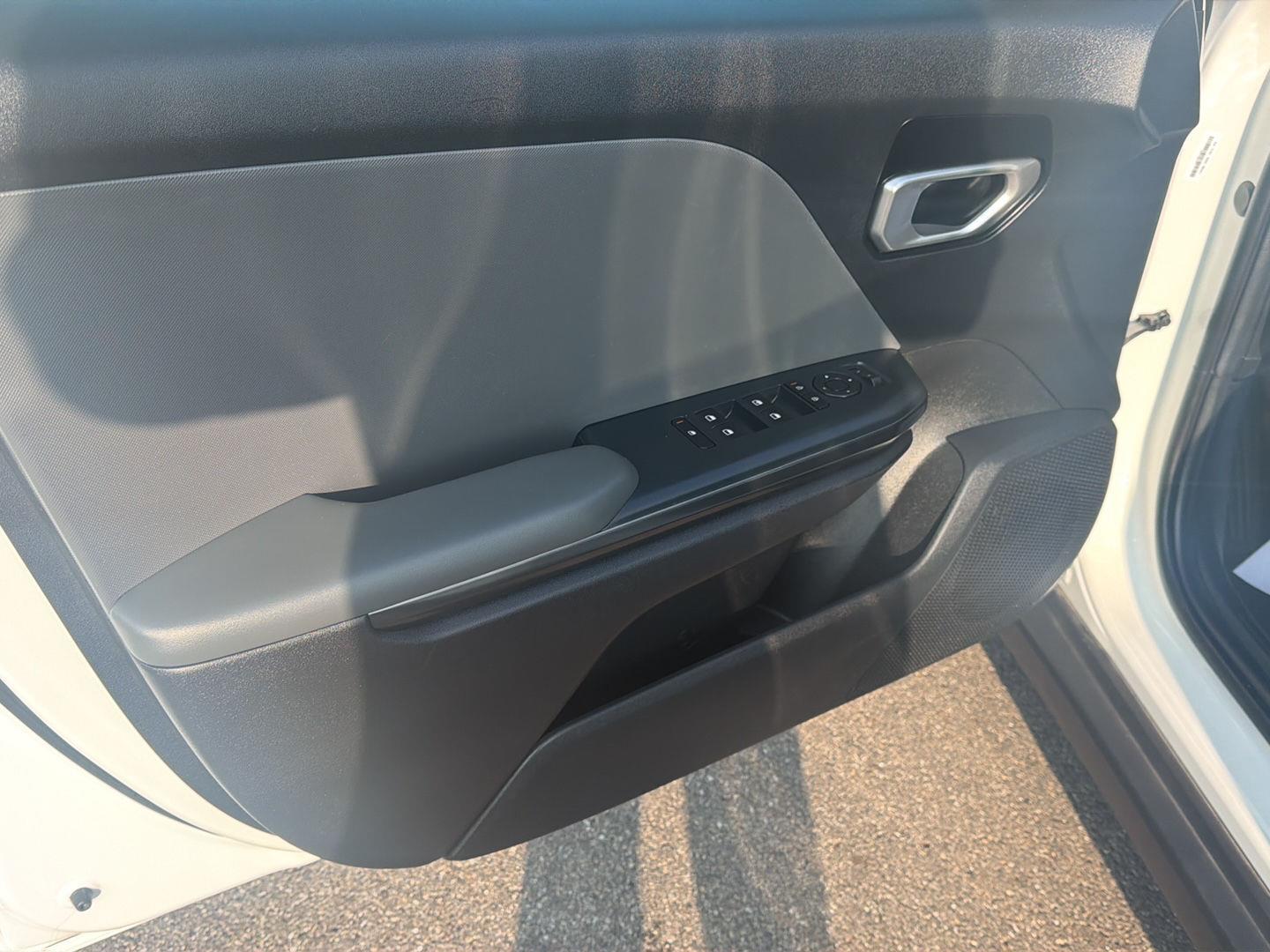 2025 Kia K4 LXS - Photo 12