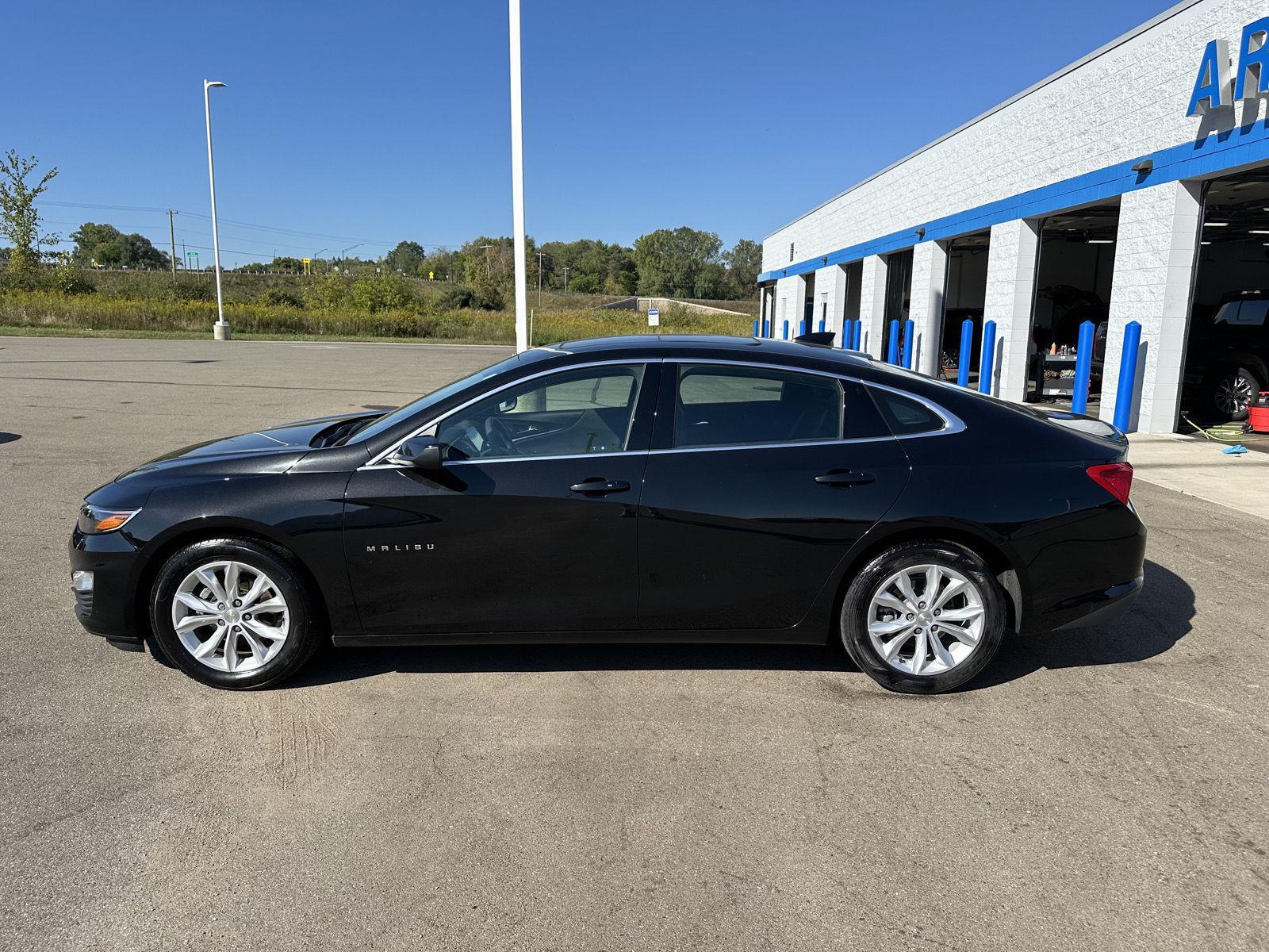 2024 Chevrolet Malibu 1LT photo 2