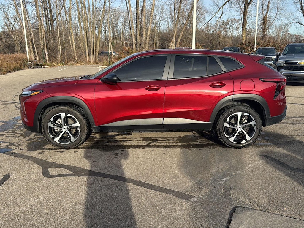 2024 Chevrolet Trax photo 2