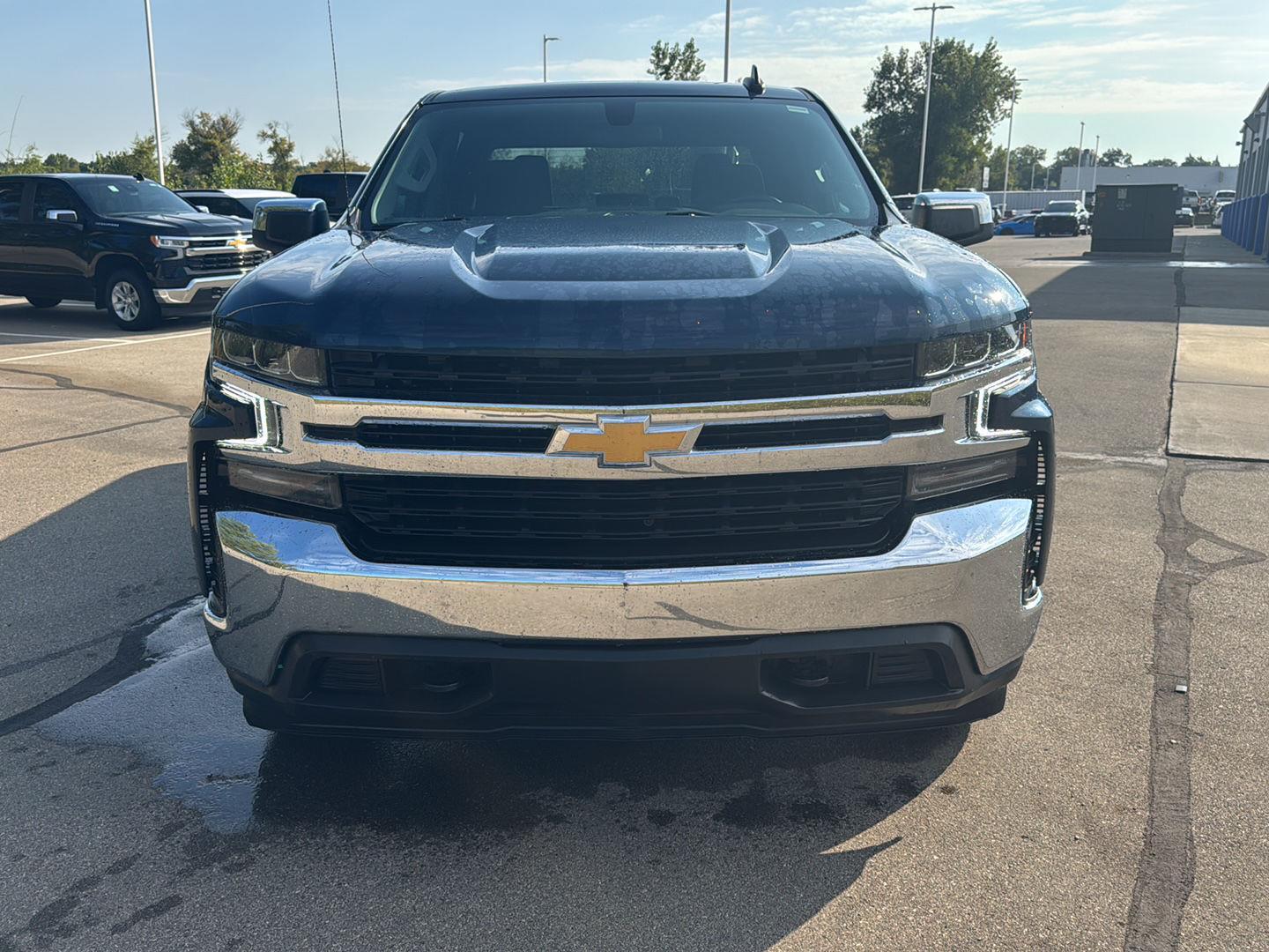 2021 Chevrolet Silverado 1500 LT photo 2