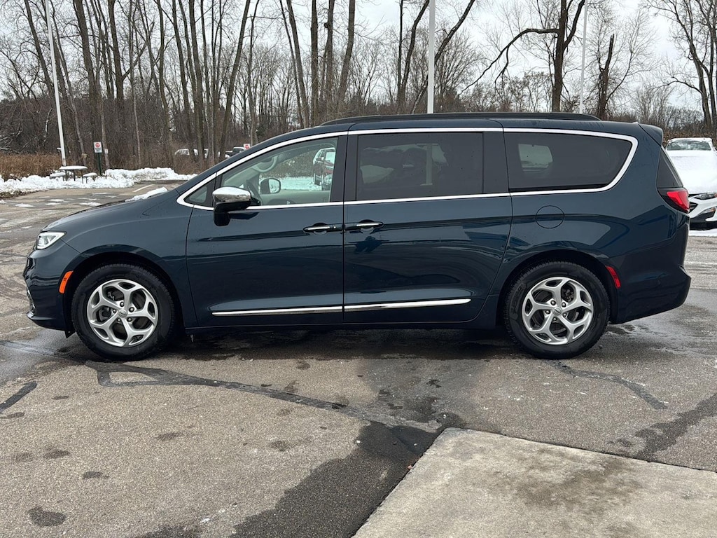 Used 2023 Chrysler Pacifica Limited Van