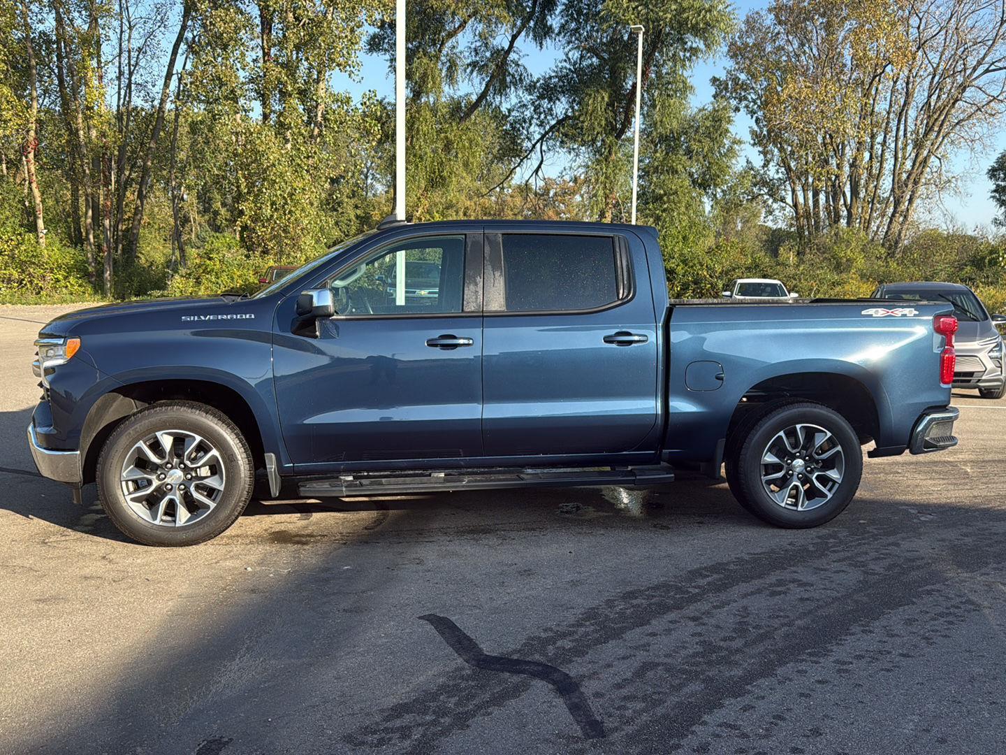 2023 Chevrolet Silverado 1500 LT photo 2