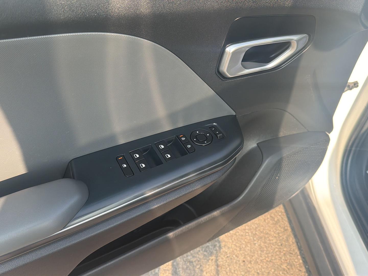 2025 Kia K4 LXS - Photo 13