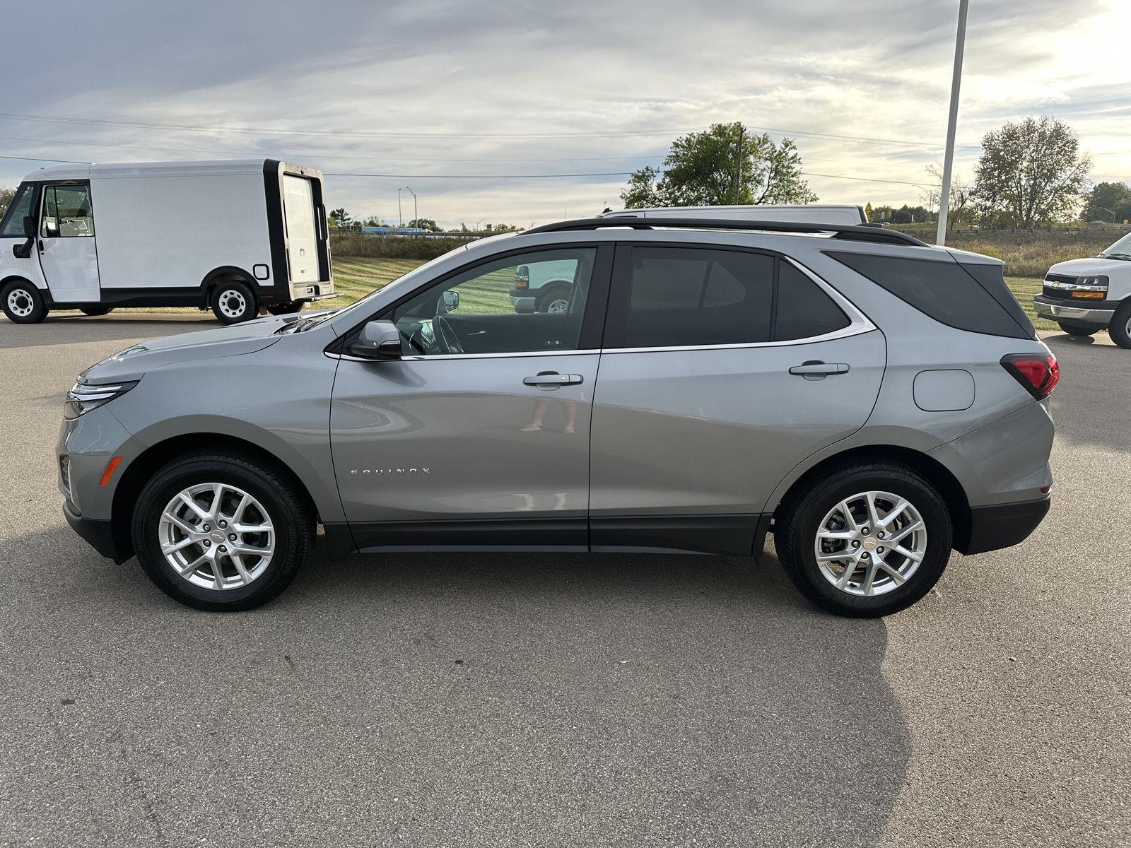 2023 Chevrolet Equinox LT photo 2
