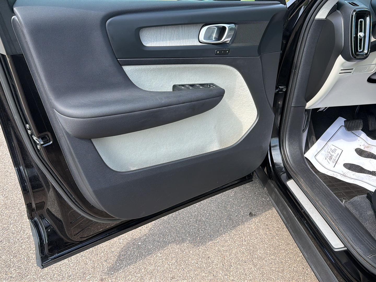 2023 Volvo XC40 Plus - Photo 12