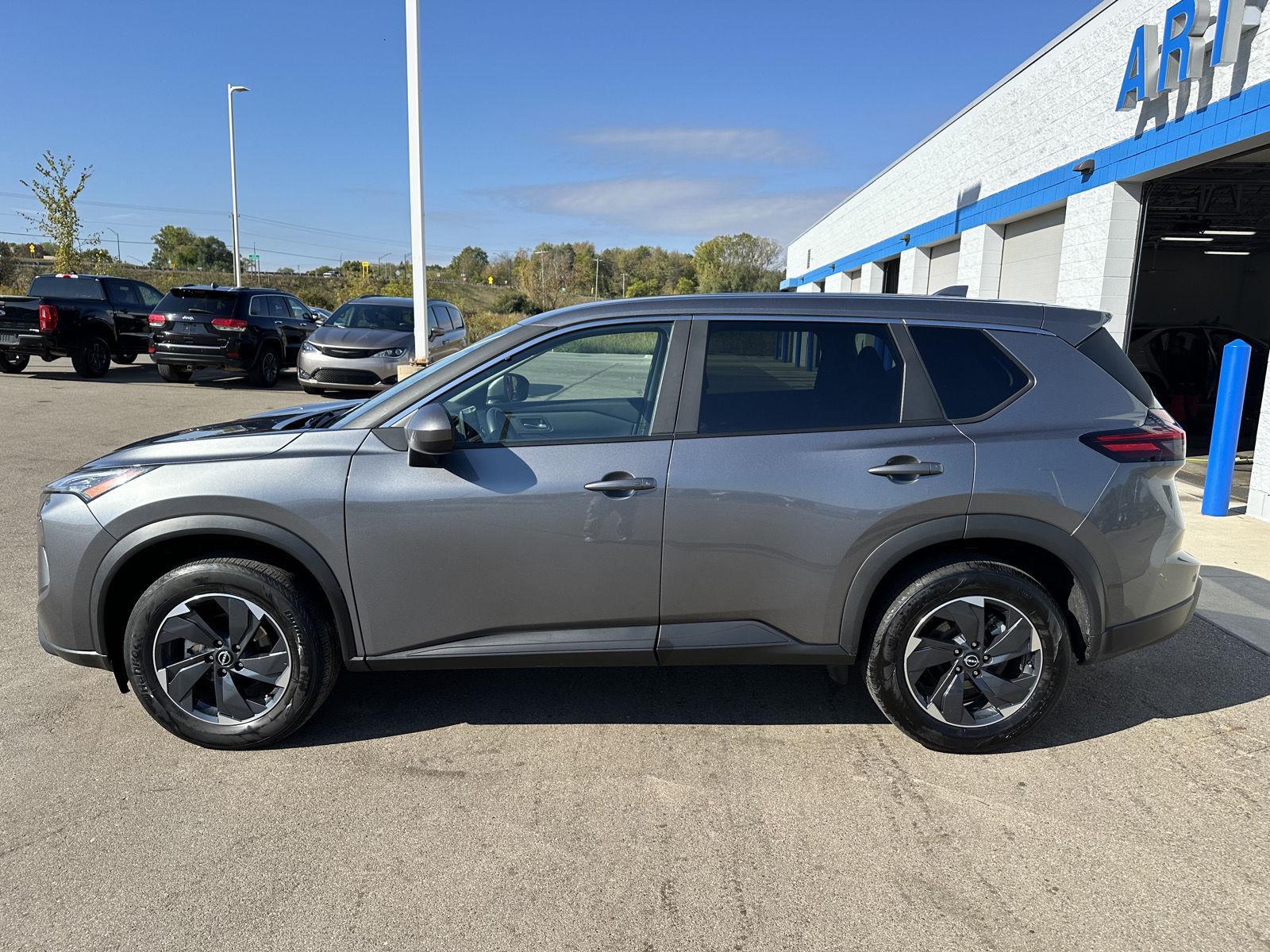 2024 Nissan Rogue SV photo 2