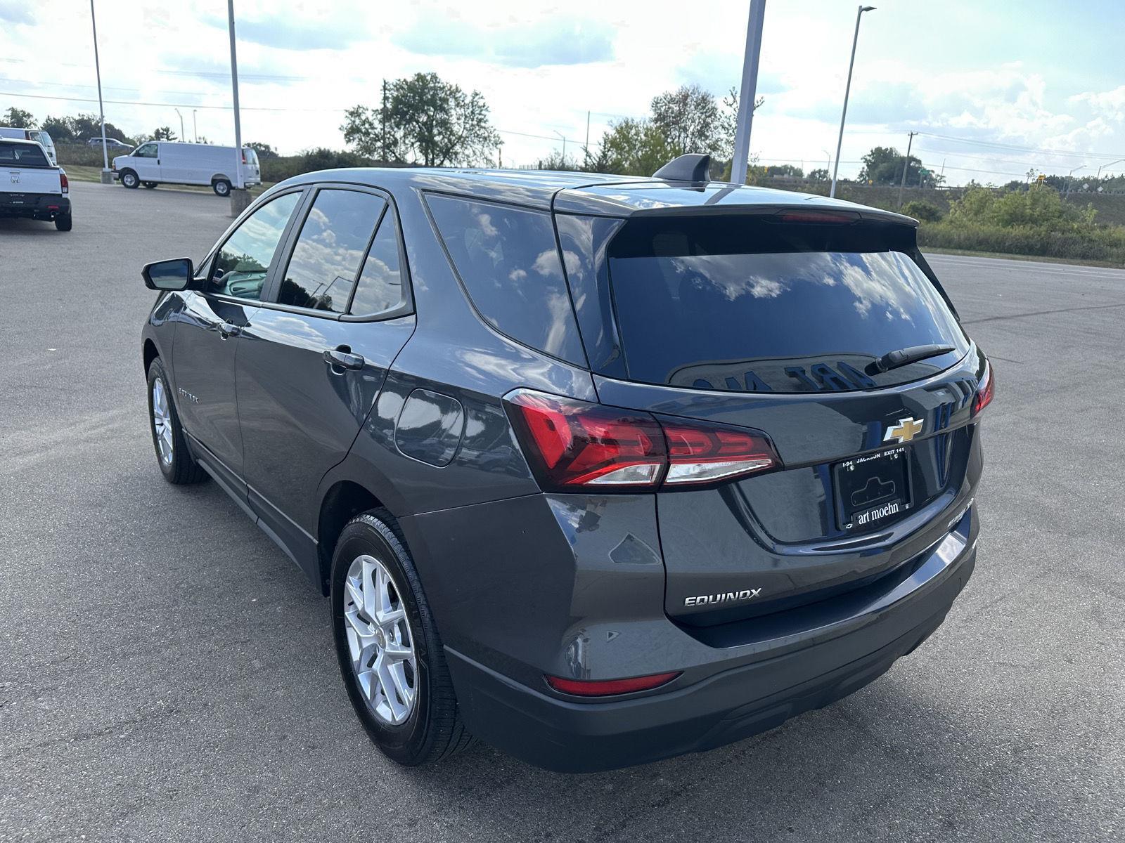 2022 Chevrolet Equinox LS photo 3