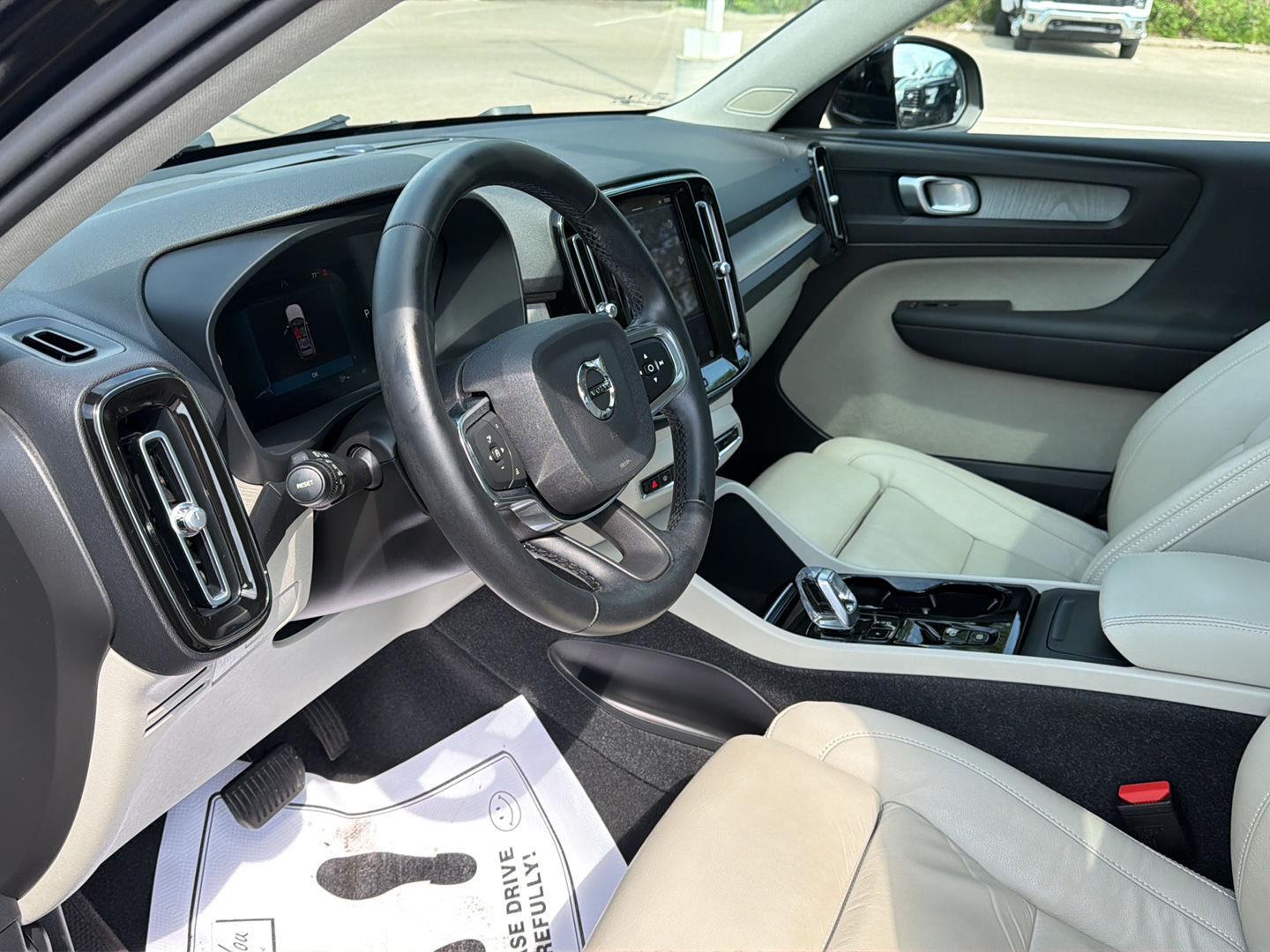 2023 Volvo XC40 Plus - Photo 14