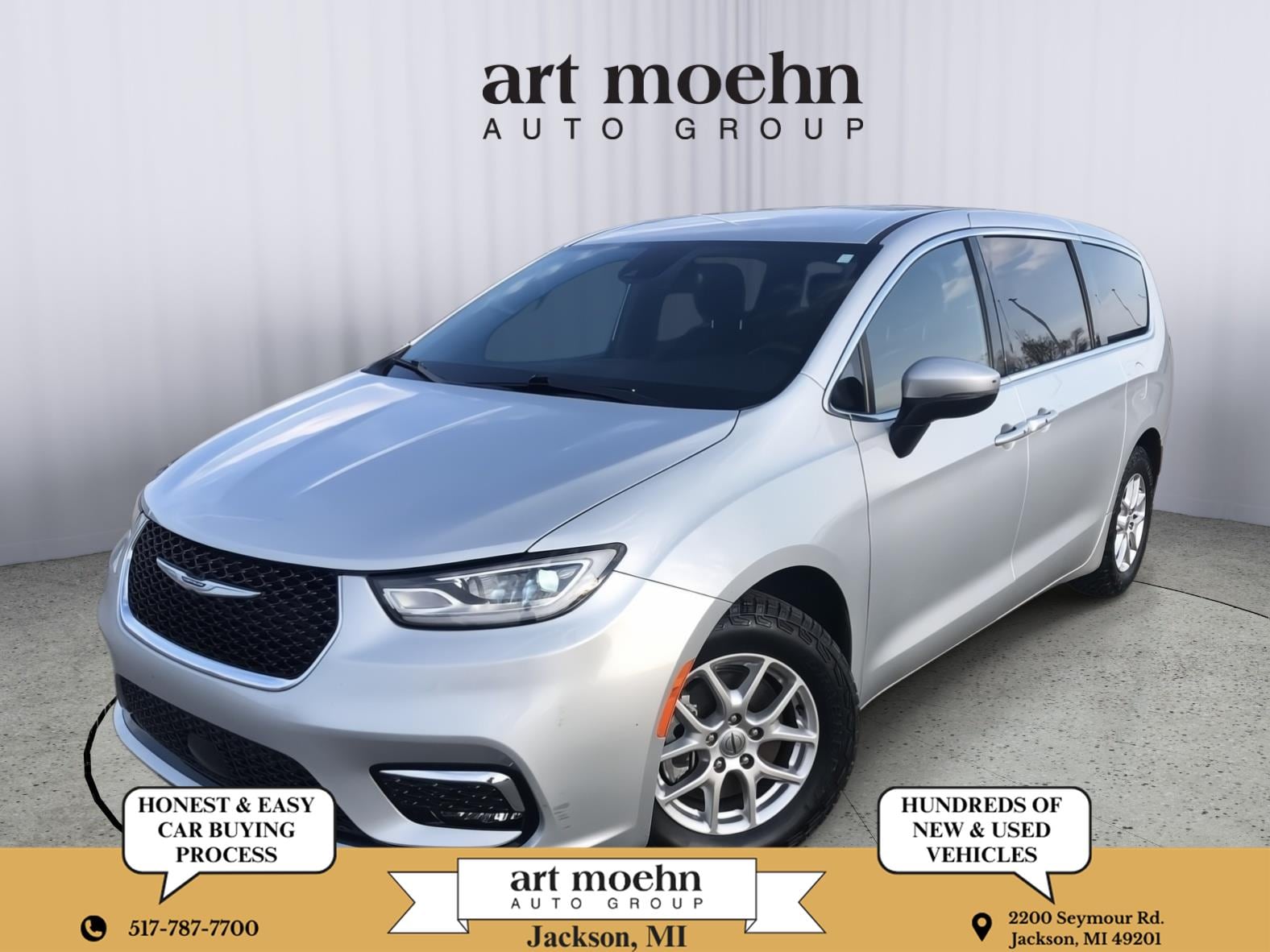 2023 Chrysler Pacifica Touring's photo