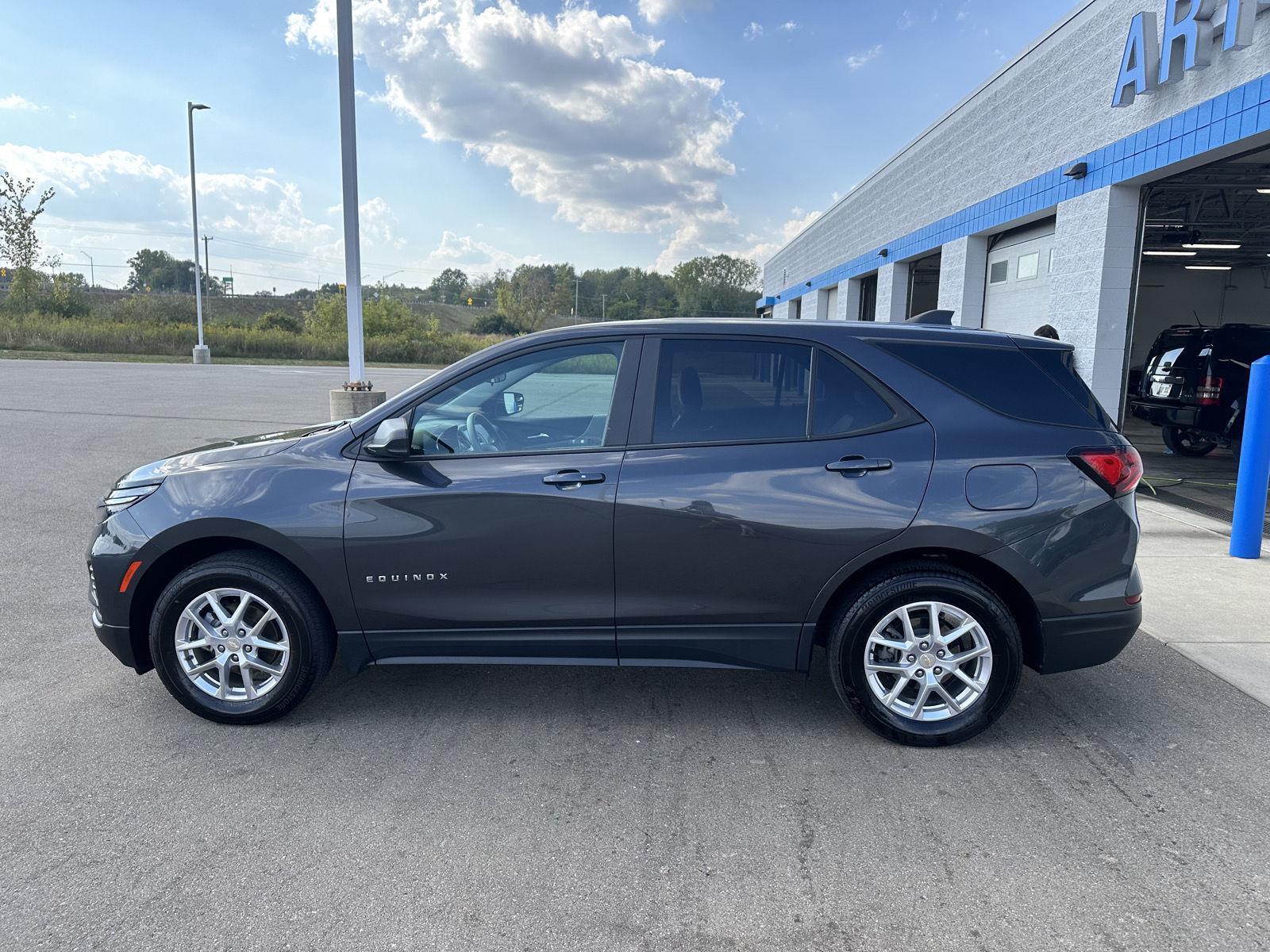 2022 Chevrolet Equinox LS photo 2