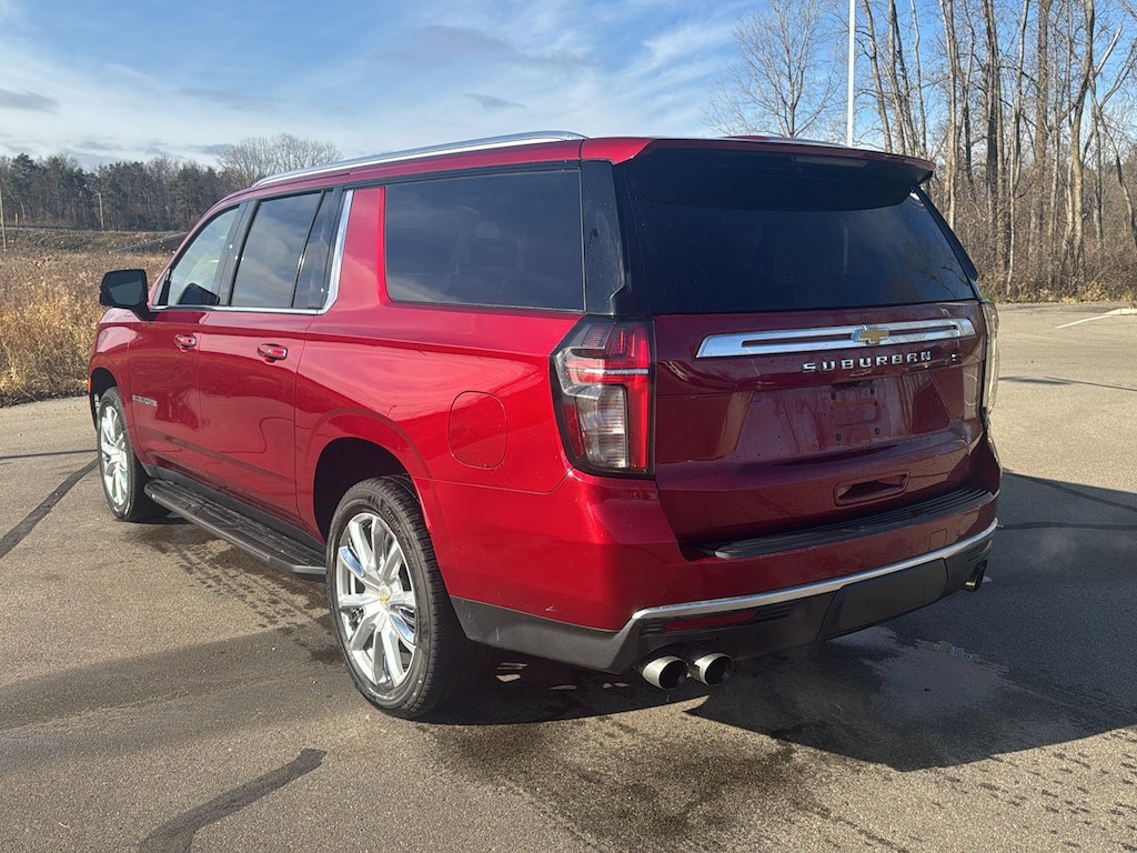 2022 Chevrolet Suburban High Country photo 3