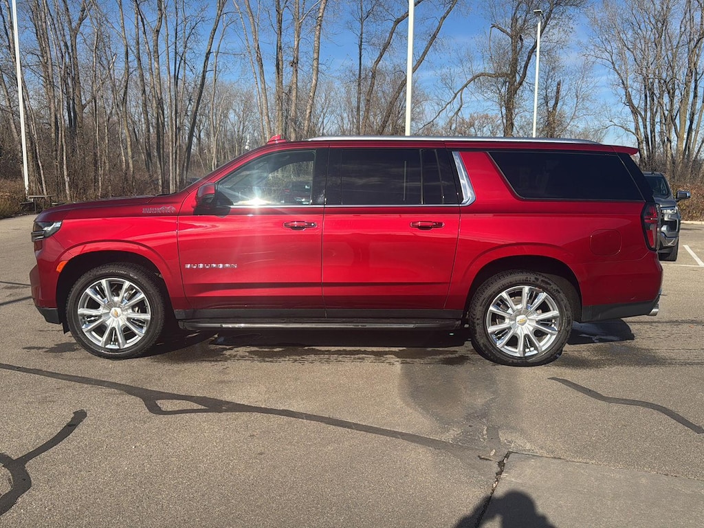 2022 Chevrolet Suburban High Country photo 2