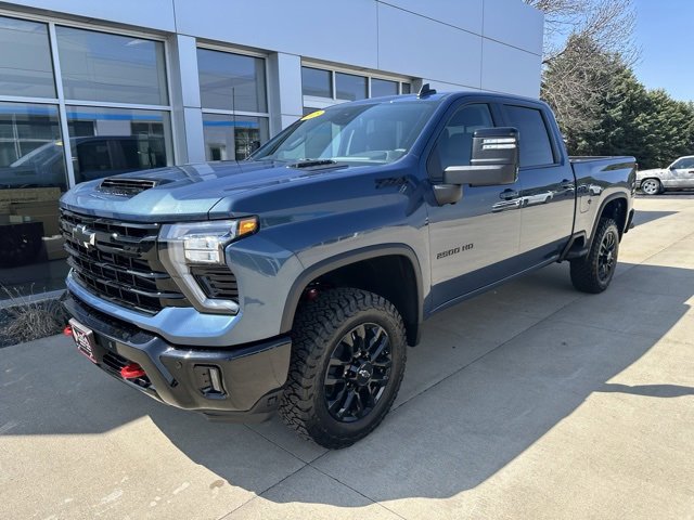 2025 Chevrolet Silverado 2500HD LT photo 2