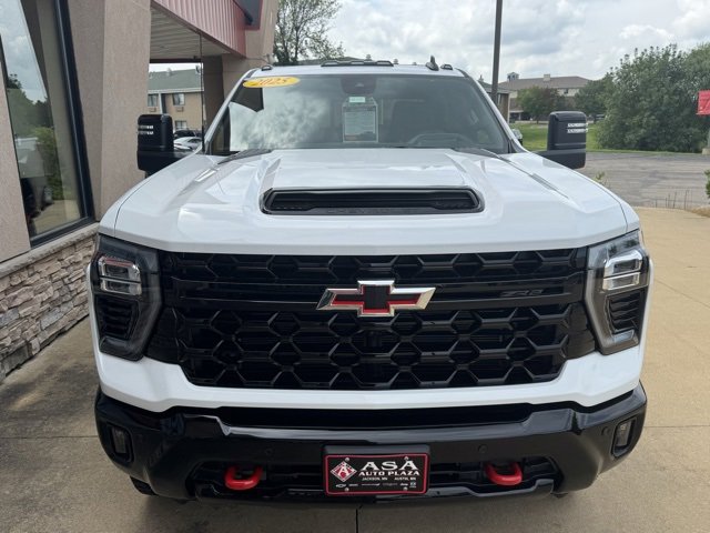 2025 Chevrolet Silverado 2500HD ZR2 photo 3