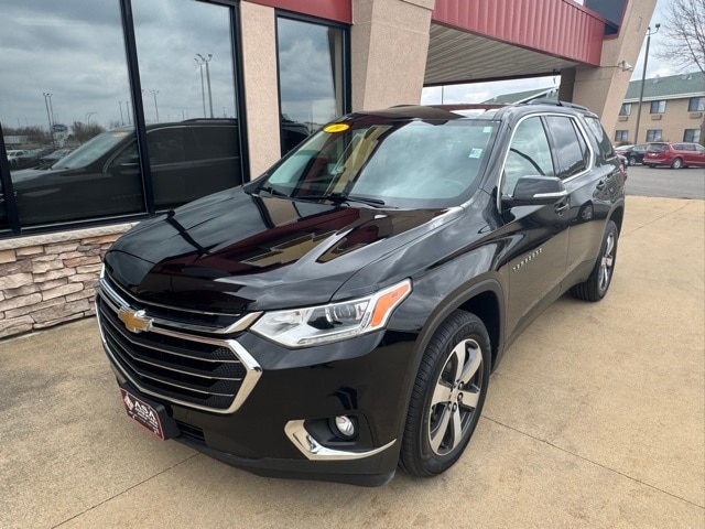 Used 2019 Chevrolet Traverse 3LT with VIN 1GNEVHKW0KJ164988 for sale in Austin, Minnesota