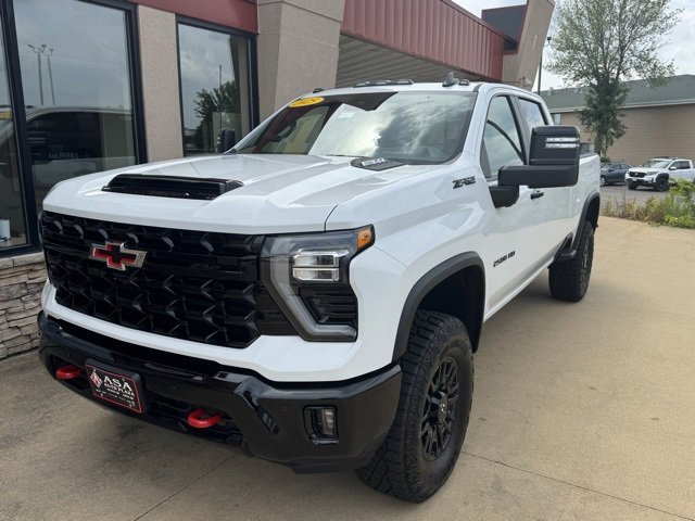 2025 Chevrolet Silverado 2500HD ZR2 photo 2