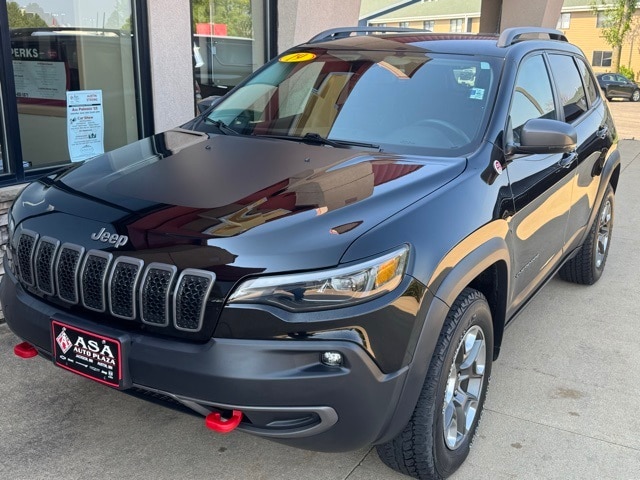 Used 2019 Jeep Cherokee Trailhawk with VIN 1C4PJMBN8KD392068 for sale in Austin, Minnesota