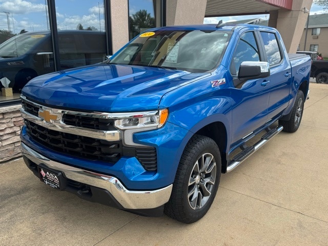 Used 2024 Chevrolet Silverado 1500 LT with VIN 1GCUDDED0RZ116347 for sale in Austin, Minnesota