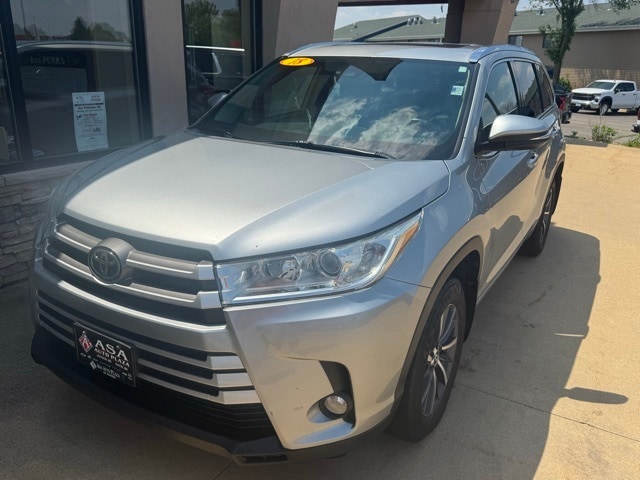 Used 2018 Toyota Highlander XLE with VIN 5TDJZRFH4JS827736 for sale in Austin, Minnesota