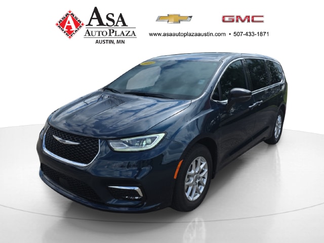 Used 2025 Chrysler Pacifica Select with VIN 2C4RC1BG3SR509474 for sale in Austin, Minnesota