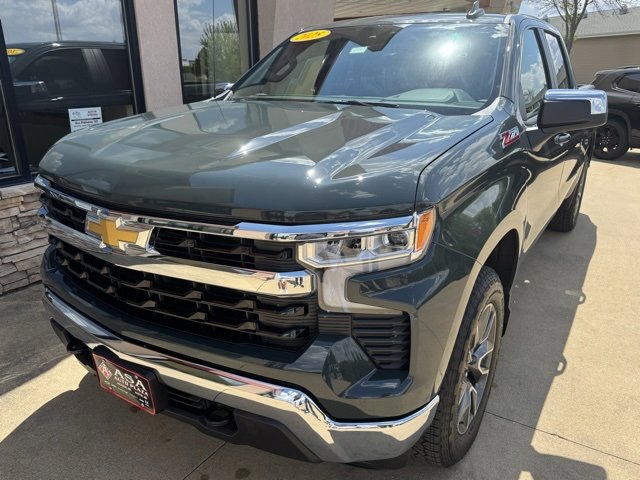 2025 Chevrolet Silverado 1500 LT photo 2