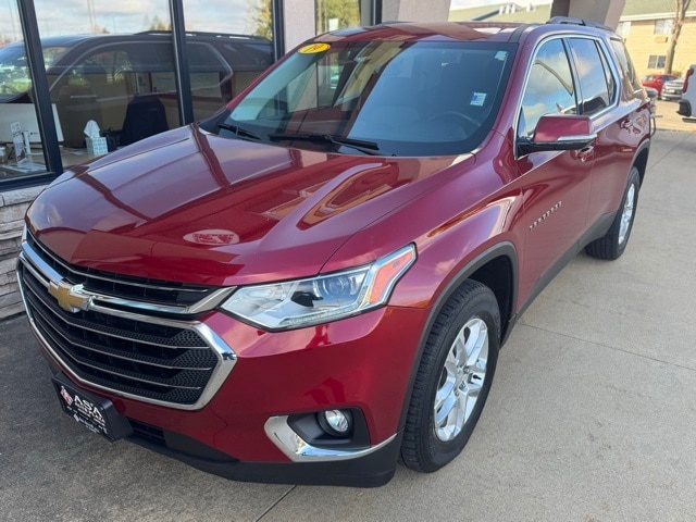 Used 2019 Chevrolet Traverse 1LT with VIN 1GNEVGKW7KJ104653 for sale in Austin, Minnesota