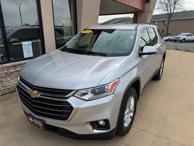 Used 2021 Chevrolet Traverse 1LT with VIN 1GNERGKW2MJ174973 for sale in Austin, Minnesota