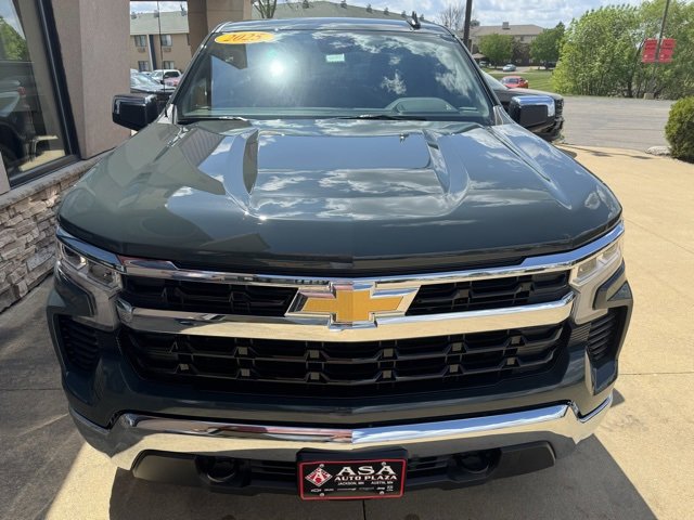 2025 Chevrolet Silverado 1500 LT photo 3