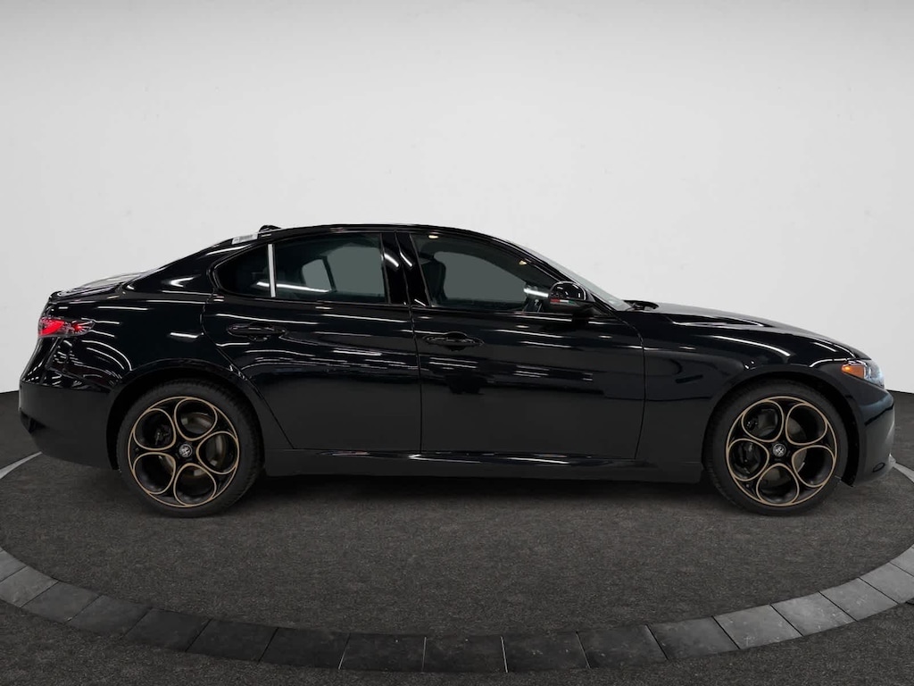 New 2025 Alfa Romeo Giulia Intensa Sedan