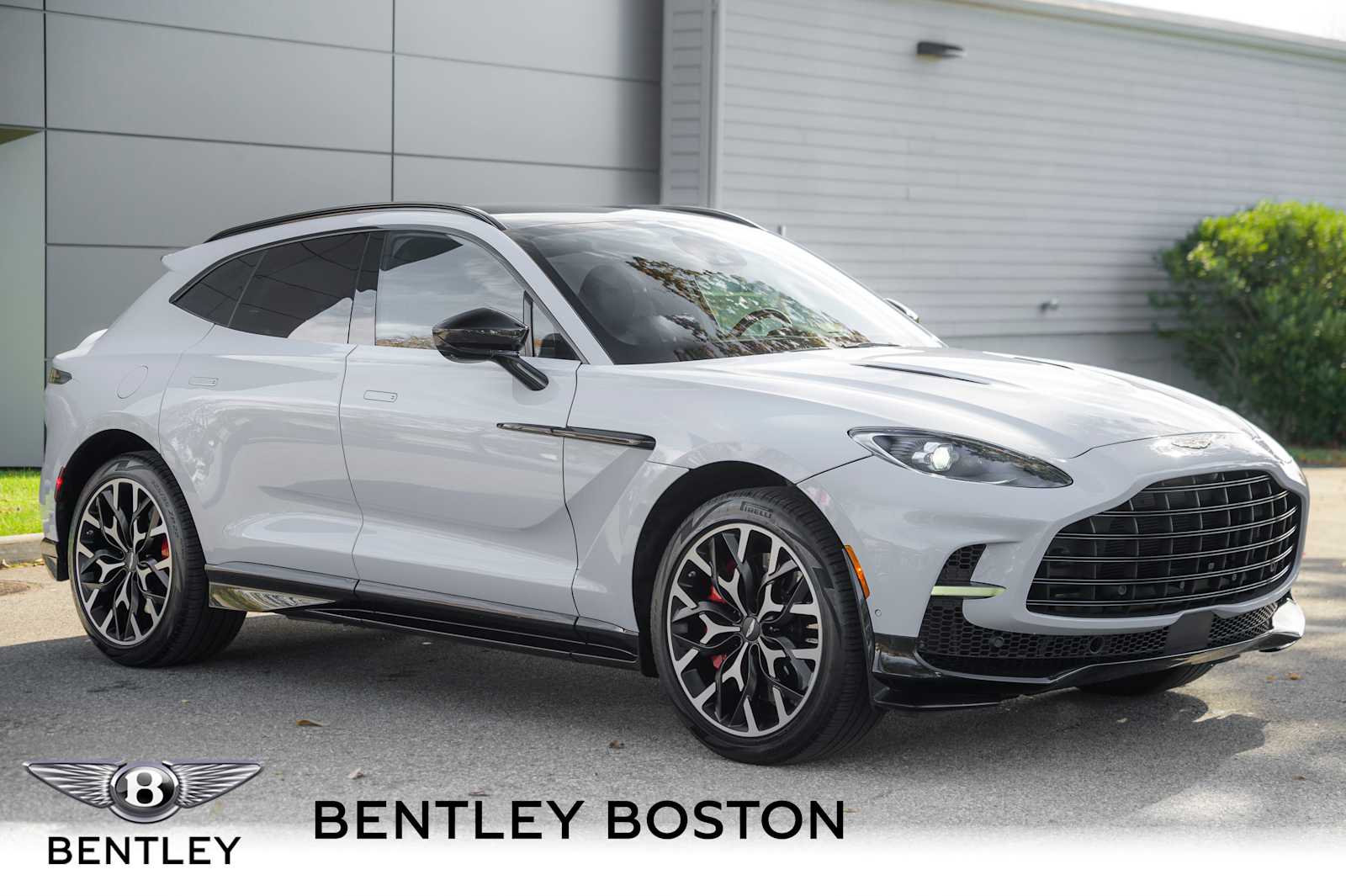  Aston Martin DBX707