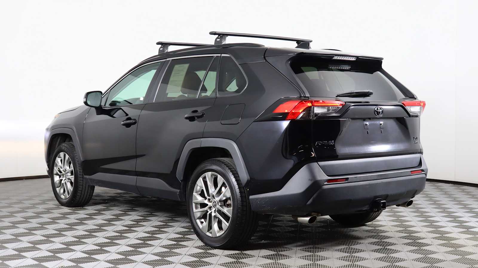 2021 Toyota RAV4 XLE Premium photo 4