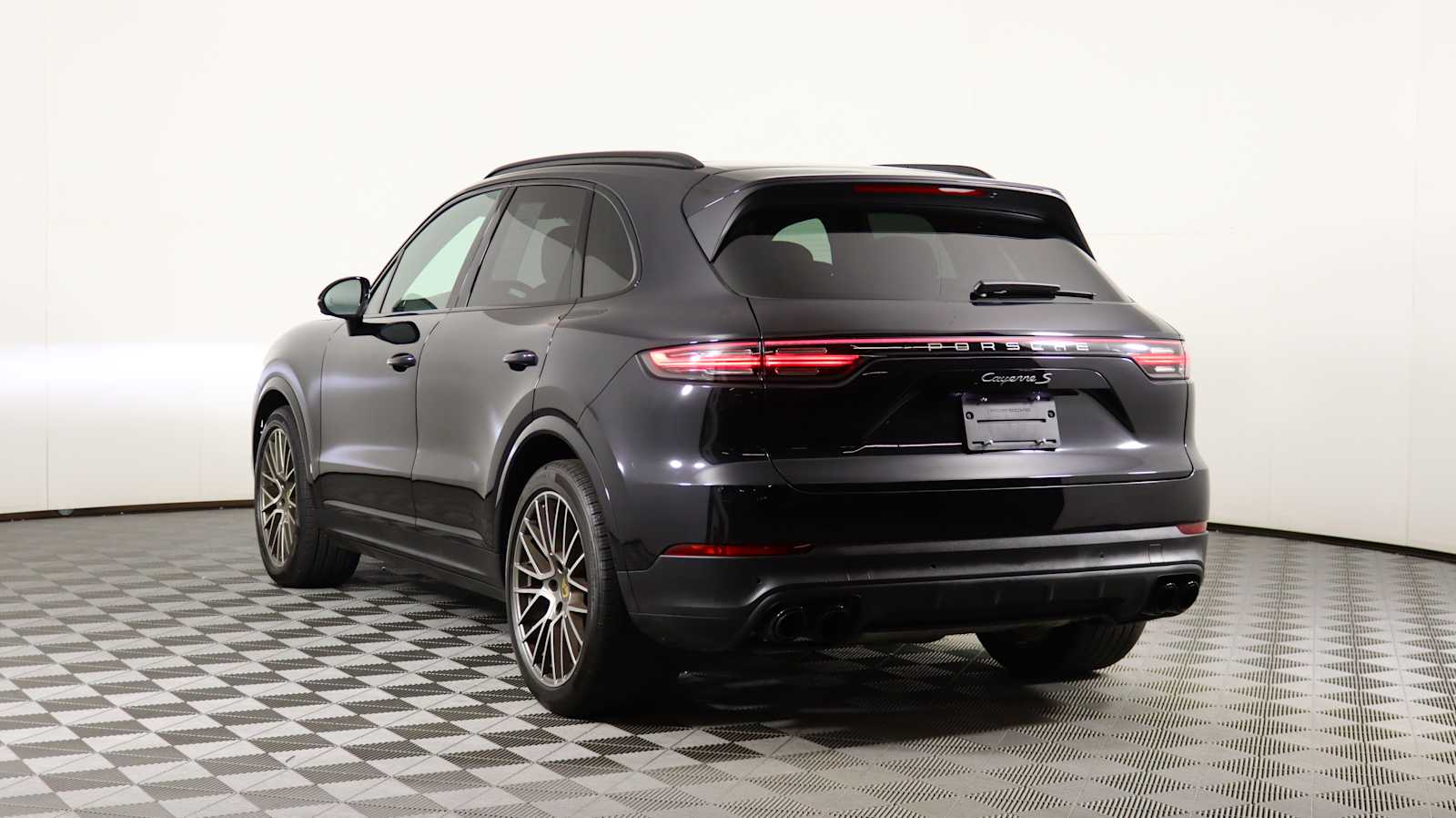 2022 Porsche Cayenne S Platinum Edition photo 2