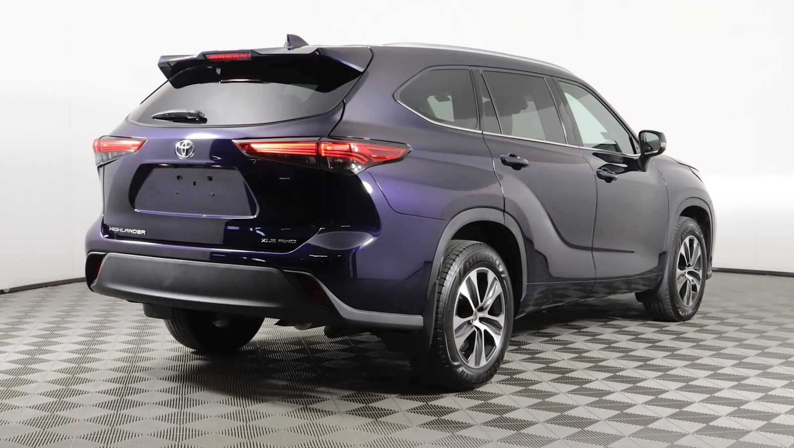 used 2021 Toyota Highlander car, priced at $32,046