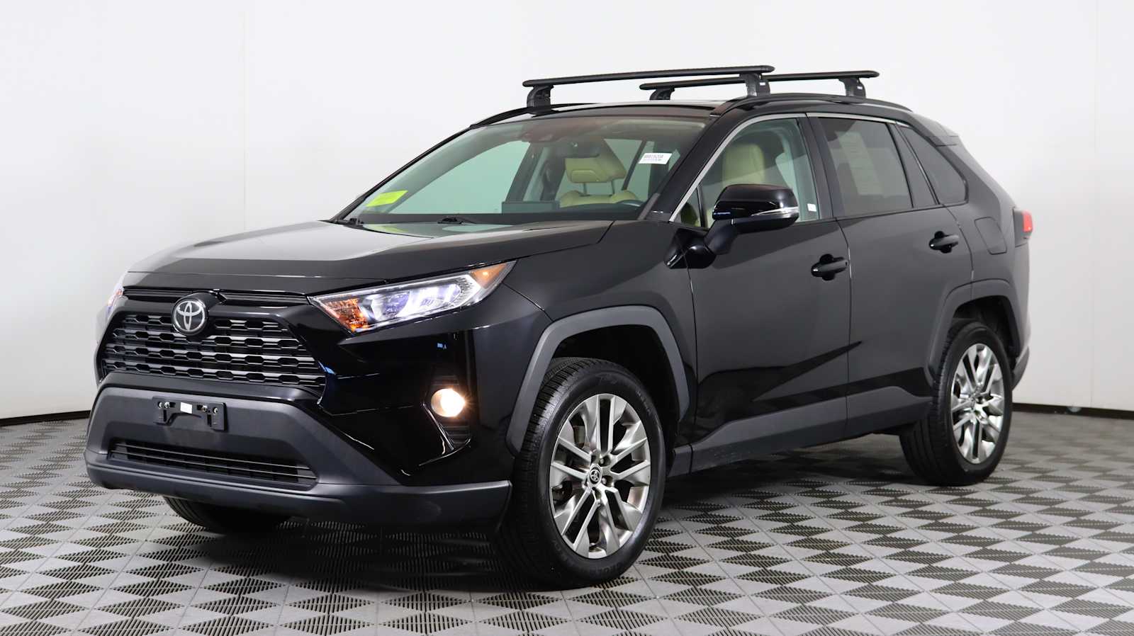 2021 Toyota RAV4 XLE Premium photo 3
