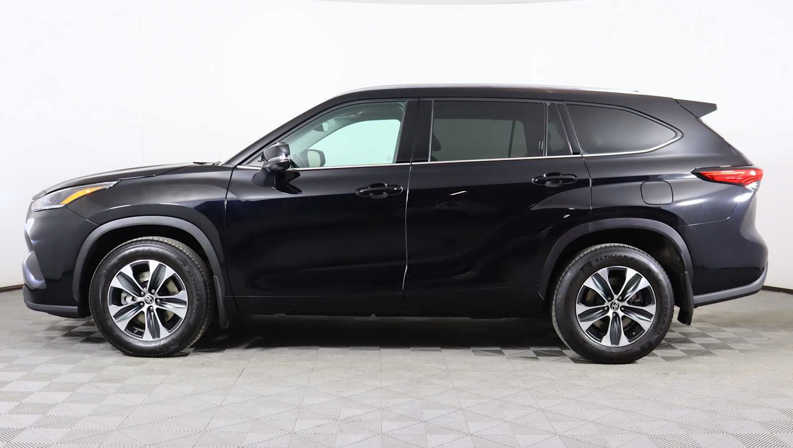 used 2021 Toyota Highlander car, priced at $31,572