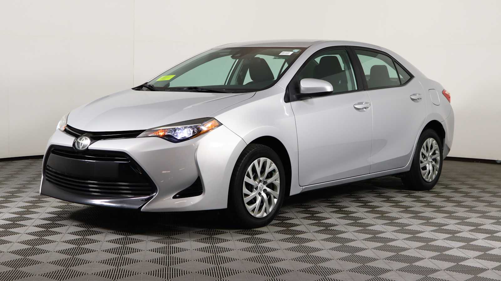 2018 Toyota Corolla LE photo 3
